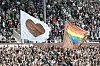 Herzflaggen im vollen Fanblock