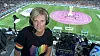 Claudia Neumann im Regenbogenshirt und mit der Regenbogenbinde vor dem Spiel USA-Wales.