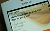 Auf einem Mobiltelefon ist eine SMS mit dem Wortlaut 'Warum meldest du dich nicht? Was ist denn los?' zu lesen