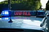 Das Wort „Unfall“ leuchtet auf einem Streifenwagen der Polizei auf.