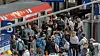 Fahrgäste steigen auf Gleis 4 des Hauptbahnhofs in eine S-Bahn ein und aus.