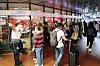 Menschen warten vor dem Eingang der HVV-Servicestelle.