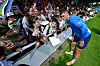 Patrik Schick macht Fotos mit Schüler:innen in Hamburg