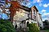 Die Villa liegt an der Hauptstraße in Rellingen gut vor Blicken geschützt. Der Garten ist von Hecken gesäumt, und vor dem Haus steht eine alte Buche mit einer ausladenden Krone.