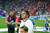 Jess Carter beim Einlaufen ins Stadion