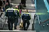 Mitarbeiter der Hochbahn-Wache kontrollieren im Hauptbahnhof einen Treppenbereich mit Diensthund.