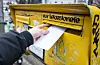 Eine Person wirft einen Brief in einen Briefkasten. Geht's nach der Post, kostet die benötigte Briefmarke bald mehr Geld. (Symbolbild)