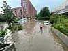 Die Straßen rund um die Station Alte Wöhr sind völlig überflutet.