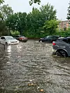 Durch das Unwetter werden in Hamburg Straßen überschwemmt – wie hier an der S-Bahn-Station Rübenkamp.