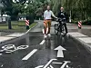 Verkehrssenator Anjes Tjarks (Grüne) und Bezirksamtsleiter von Eimsbüttel, Kay Gätgens (v.l.n.r.) eröffneten die neue Fahrradstraße „Alsterufer“.