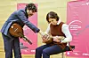 Musiker Avital zeigt Landtagspräsidentin Herbst Handgriffe.