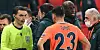 Schiedsrichter Hategan (l.) diskutiert mit Spielern und Betreuern von Basaksehir.