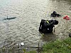 Ob der noch Radioempfang hat? Nur noch die Antenne des grünen VW Golf ragt aus dem Wasser.