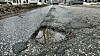 Mit dem Tauwetter kommen die Schlaglöcher – hier auf der Max-Brauer-Allee.