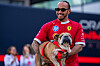 Roscoe in Lewis Hamiltons Armen.