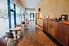 Das Kirchen-Café „Pastorale“ hat große Fensterflächen und viel Holz an den Wänden.
