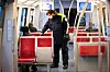 Ein Mitarbeiter der Hochbahn kontrolliert in einem Zug der Hochbahn die Fahrkarten.