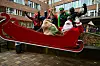 Höhenretter der Feuerwehr überraschten am Nikolaus die Kinder in der Kinderklinik Eppendorf.