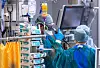 Ärzte und Pflegekräfte betreuen einen Patienten bei einer Lungenspiegelung in einem der Behandlungszimmer auf der Intensivstation in der Universitätsmedizin Rostock.