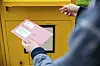 Ein Mann wirft seine Wahlbriefunterlagen ein. (Symbolbild)