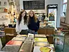 Helena Gerwin (l.) und Nora Batinić haben sich mit dem Büchercafé „Kapitel Drei“ einen Traum erfüllt.