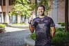 Nic Woods in schwarzem Trikot steht vor einer Stadtkulisse und zeigt den Daumen nach oben.