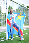Fan Kongo hält die Flagge der Demokratischen Republik Kongo an einem Fußballtor in Hamburg.