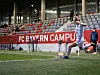 Gwinn schlägt eine Ecke im FC Bayern Campus Stadion