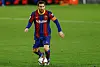 Messi im Barcelona-Trikot am Ball
