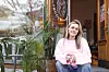 Trues „Trucy“ Henningsen sitzt vor ihrem Café im Winterhuder Weg 142.