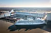 Ein Kreuzfahrtschiff vor der Meyer Werft in Papenburg.