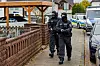 Bundespolizisten auf dem Weg zu seiner Durchsuchung (Symbolbild).
