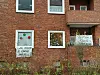 Im Tarnowitzer Weg hängen viele Plakate, die auf die Legionellen-Situation aufmerksam machen sollen.