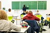 Schülerinnen und Schüler einer fünften Klasse einer Realschule sitzen während des Unterrichts in ihrem Klassenzimmer. (Symbolbild)