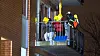 Rettungseinsatz der Feuerwehr: Mit Brandhauben auf den Köpfen werden die Bewohner des Hauses in Hamburg-Lurup in Sicherheit gebracht.