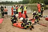 Feuerwehrkräfte bereiten am Allermöher See ein Schlauchboot vor.
