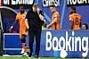 Ronald Koeman fässt sich nachdenklich an den Kopf.