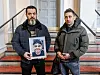 Nebenkläger Ali Ibrahim zeigt im Gericht neben seinem Anwalt Patrick Purbacher ein Bild des getöteten 15-Jährigen.