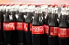 Am Produktionsstandort Mannheim von Coca-Cola Europacific Partners - CCEP Deutschland GmbH werden abgefüllte 0,33 Liter Mehrweg Glas Coca-Cola Flaschen über ein Förderband transportiert.