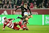 Johannes Eggestein springt über zwei grätschende Fortuna-Spieler