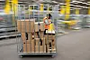 Pakettransport in einem Amazon-Verteilzentrum