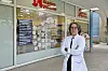 Dorothea Metzner steht vor ihrer Apotheke.