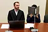 Der Angeklagte (r) und sein Anwalt Sebastian Brill sitzen vor der Urteilsverkündung im Prozess wegen Drogenhandels im Gerichtssaal.