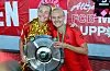 Magdalena Eriksson und Pernille Harder zposieren von Bayern mit der Meisterschale