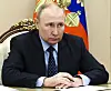 Putin sitzt an einem Tisch