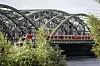 Eine S-Bahn fährt über die Norderelbe.