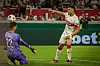 Ermedin Demirovic chipt den Ball über Nikola Vasilj hinweg ins Tor.