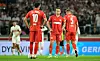 Danel Sinani, James Sands und Hauke Wahl reagieren enttäuscht auf das Tor zum 0:2
