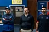 Brendan Hunt (l-r), Jason Sudeikis und Brett Goldstein in einer Szene aus der Serie „Ted Lasso“.