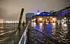 Der Fischmarkt mit der Fischauktionshalle ist am Morgen während einer Sturmflut beim Hochwasser der Elbe überschwemmt.